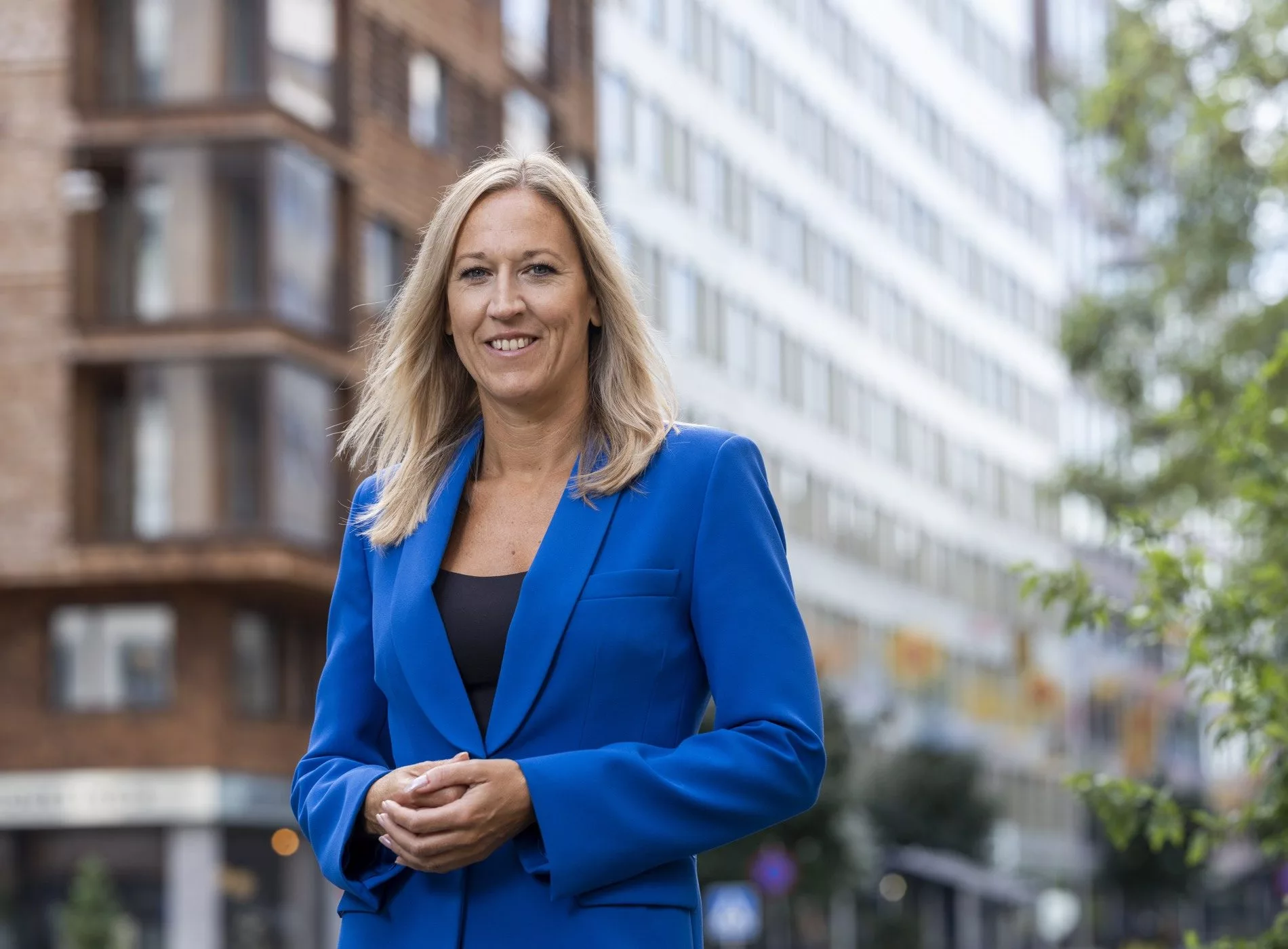 Porträttbild på Anna Reinfeldt, chef Stockholm, Vasakronan. Anna har blont hår och blå kavaj.