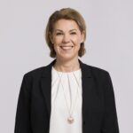 Porträttbild av Therese Hultquist i mörk kavaj och ljus blus.