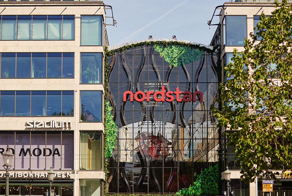 Inglasad entré till köpcentret Nordstan