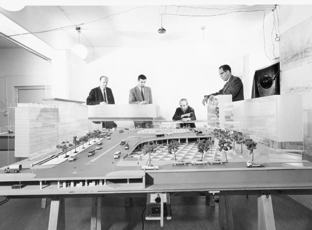 Hötorgscity och Sergels torg Modellfoto över Sergels torg, i bakgrunden syns David Helldén sittande och tre andra män stående.