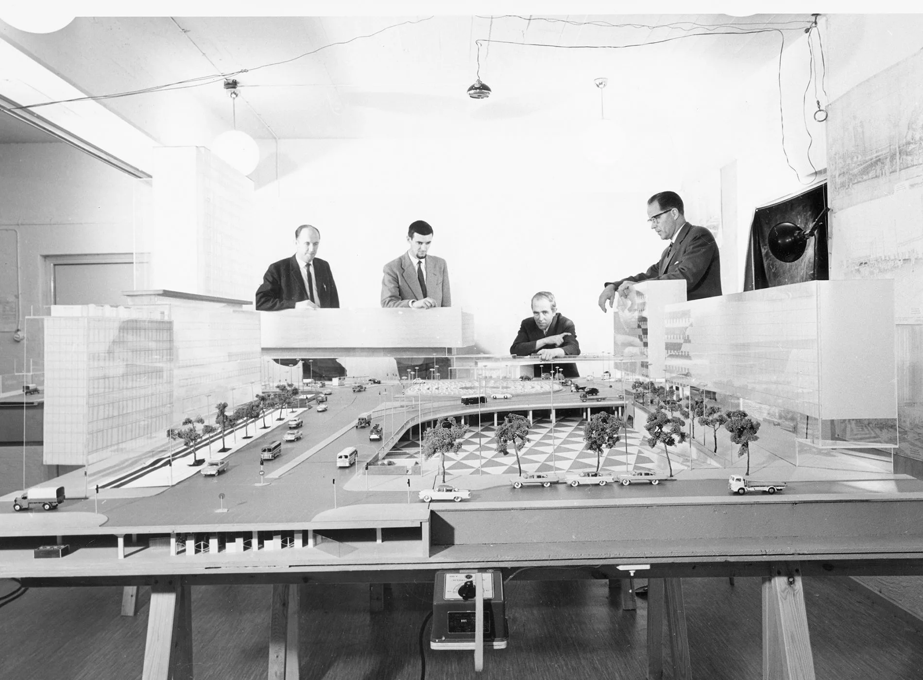 Hötorgscity och Sergels torg Modellfoto över Sergels torg, i bakgrunden syns David Helldén sittande och tre andra män stående.