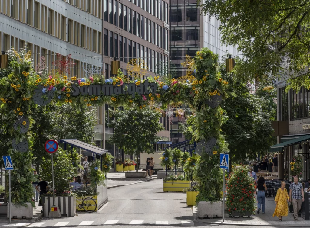 Malmskillnadsgatan utsmyckad som sommargata med en blomportal.