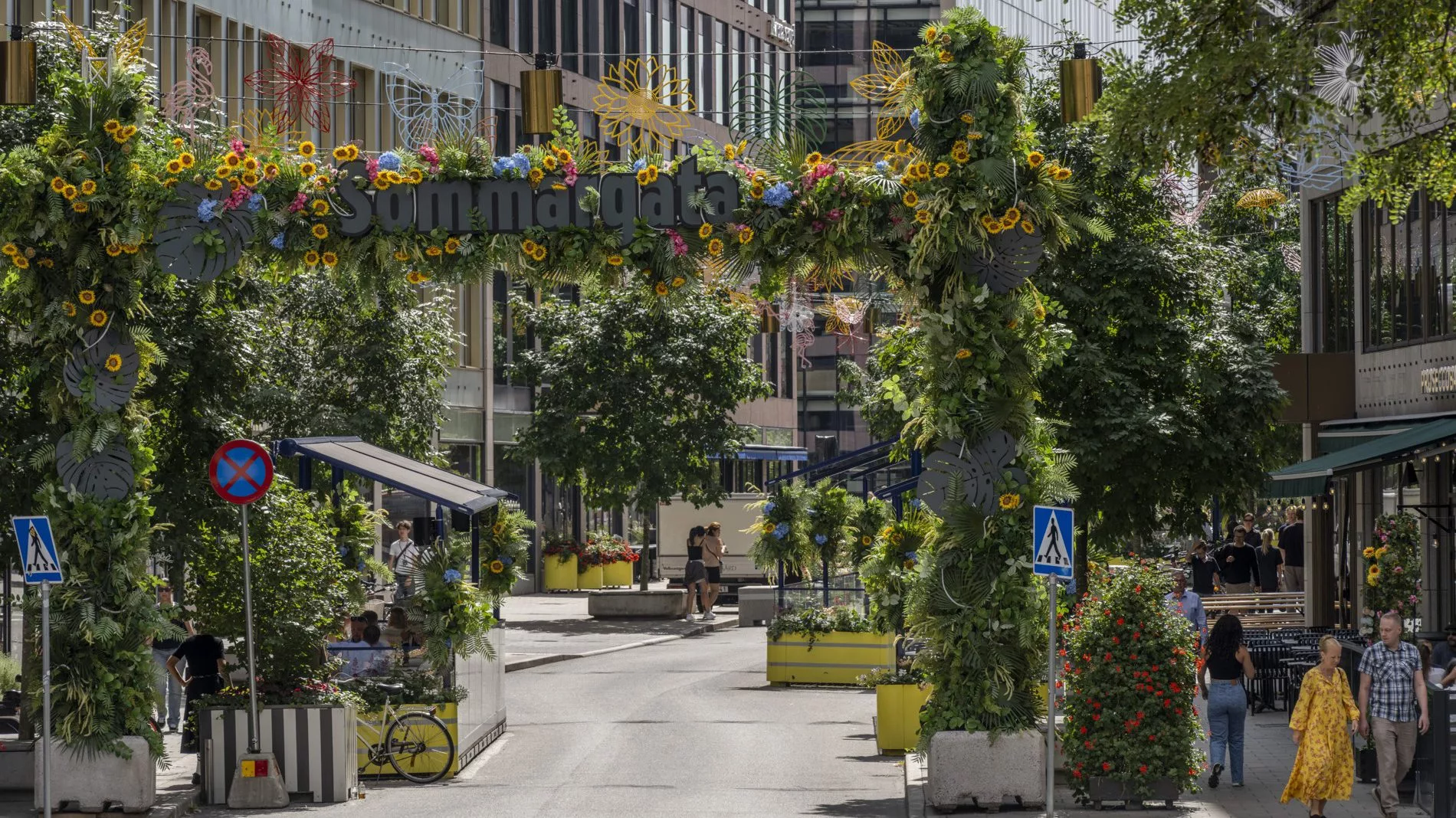 Malmskillnadsgatan utsmyckad som sommargata med en blomportal.