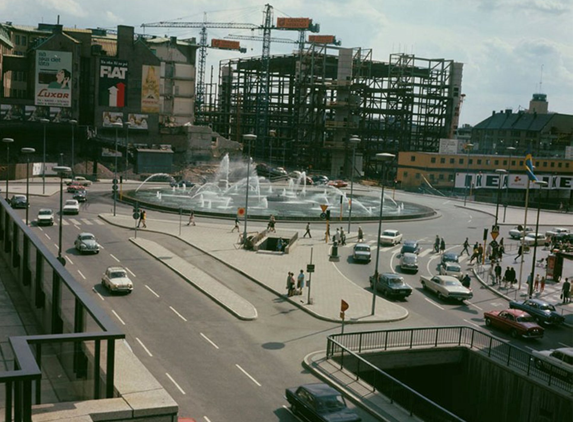 Historisk bild av sergels torg med utsikt mot bygget av Kulturhuset.