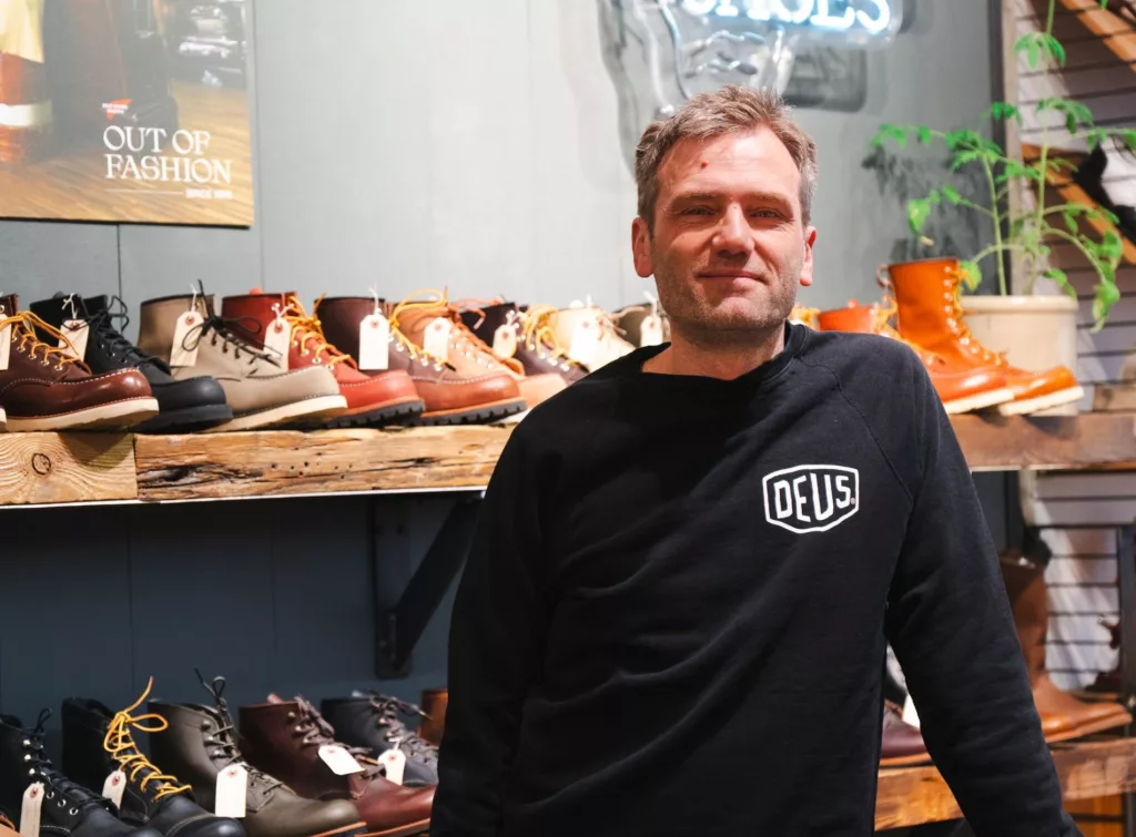 Man står i skobutik i Kungsstan framför en hylla med skor.