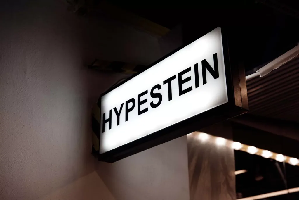 Skylt med texten "HYPESTEIN" i svart på ljus bakgrund.