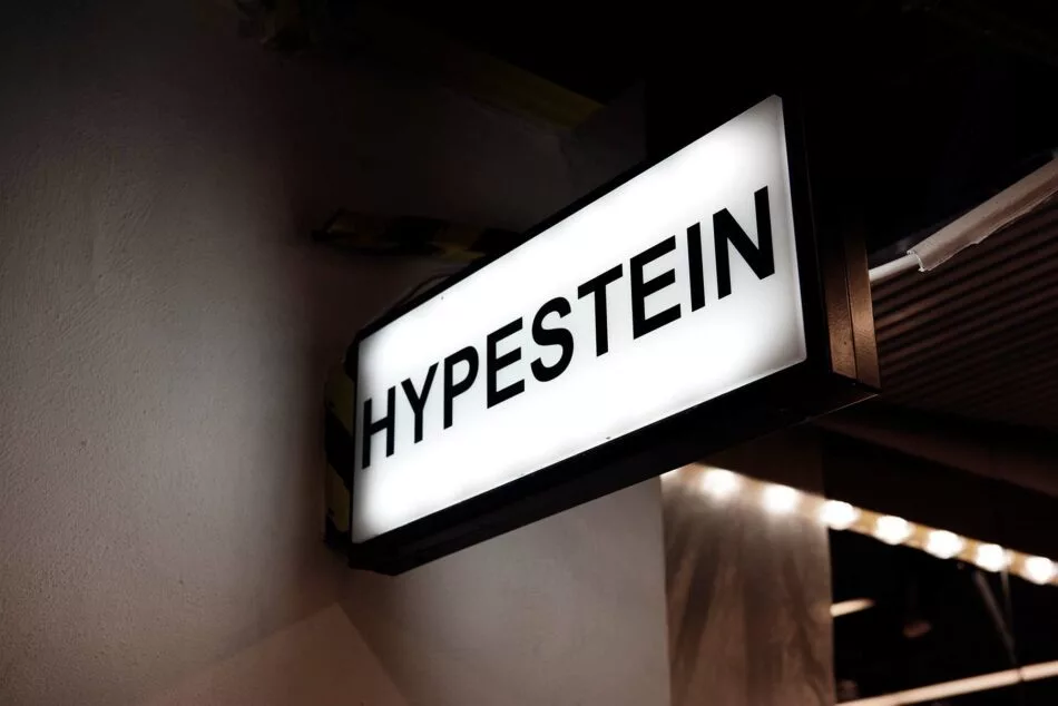 En upplyst skylt med texten "HYPESTEIN" monterad på en vägg.