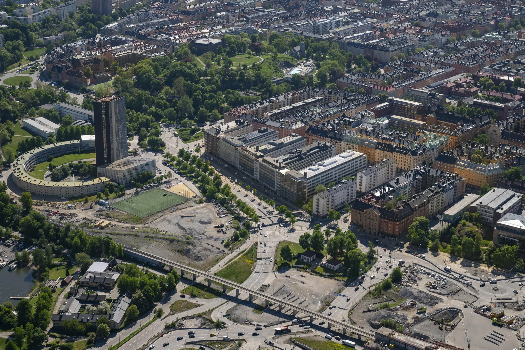 3. Flygfoto över en stad med byggnader, parker och vägar.