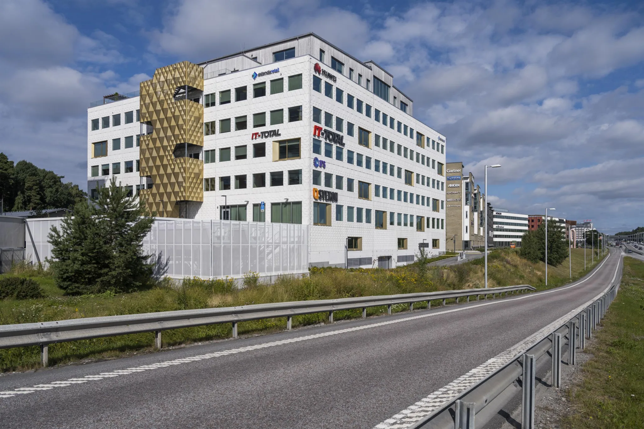 Ljust kontor med stort pentry bild 1