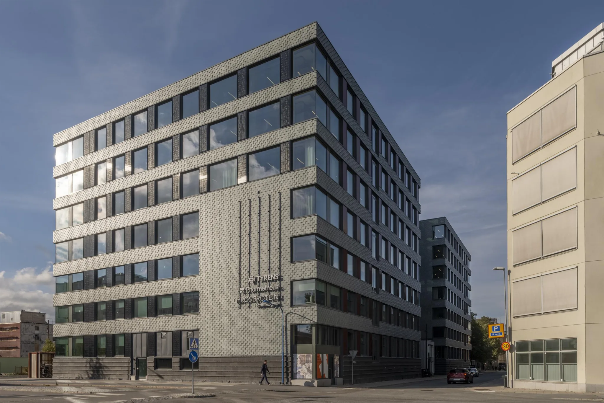 Butik med attraktivt hörnläge bild 1