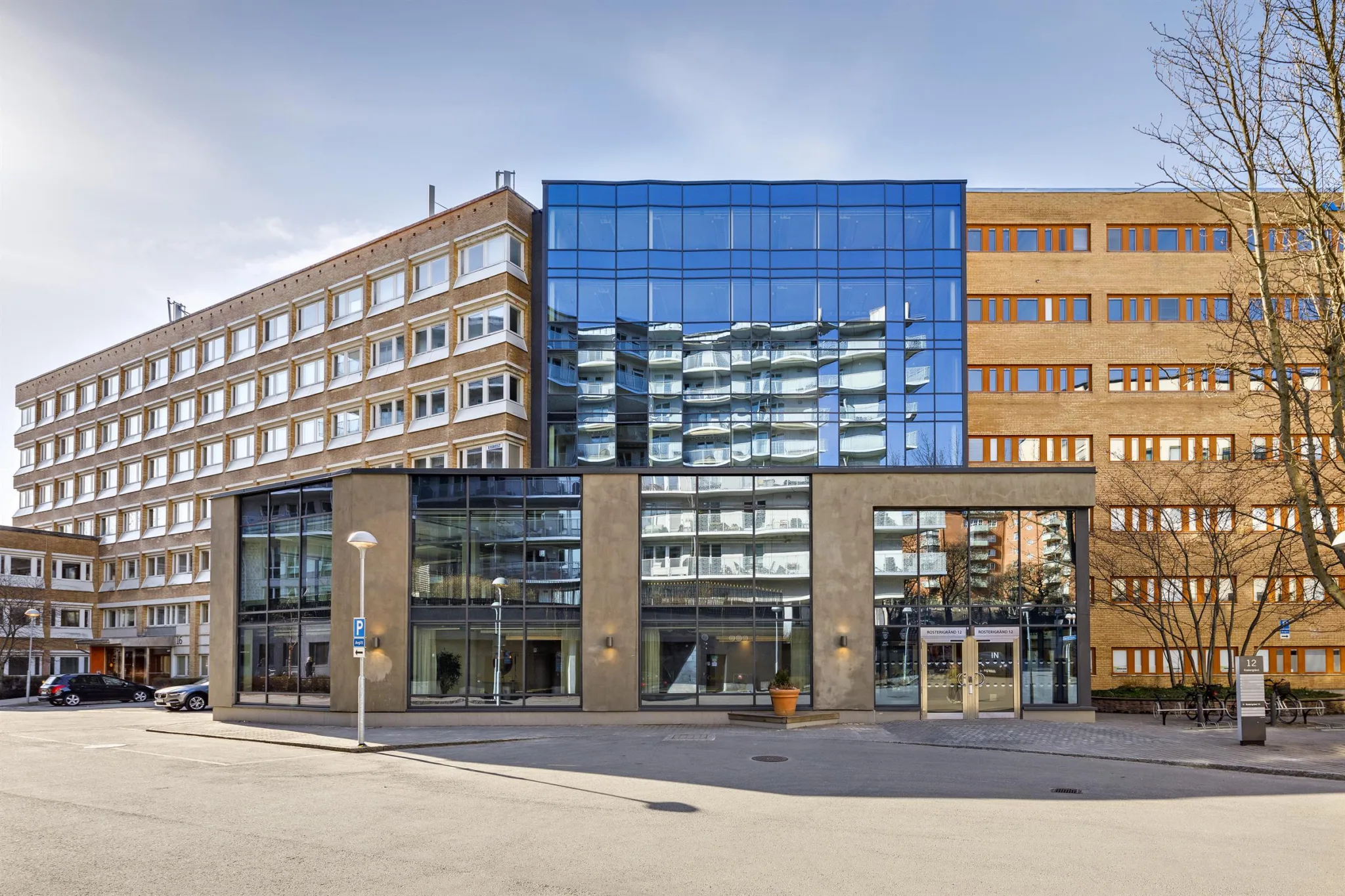 En modern byggnad med glas- och tegelväggar i stadsmiljö.