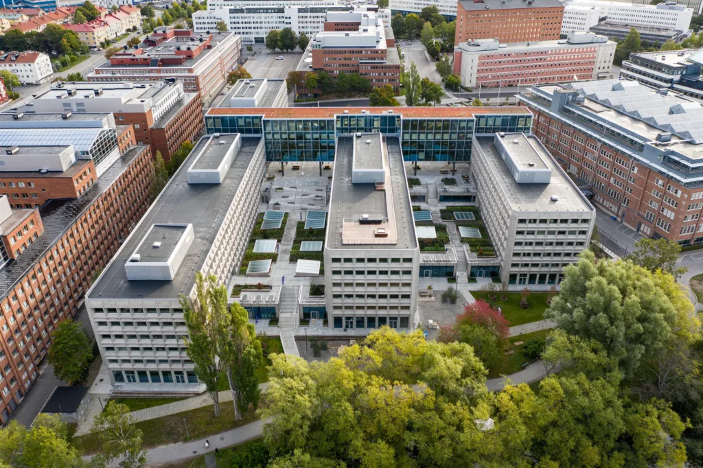 5. Flygfoto av en stor kontorsbyggnad med innergårdar och omgivande grönska.