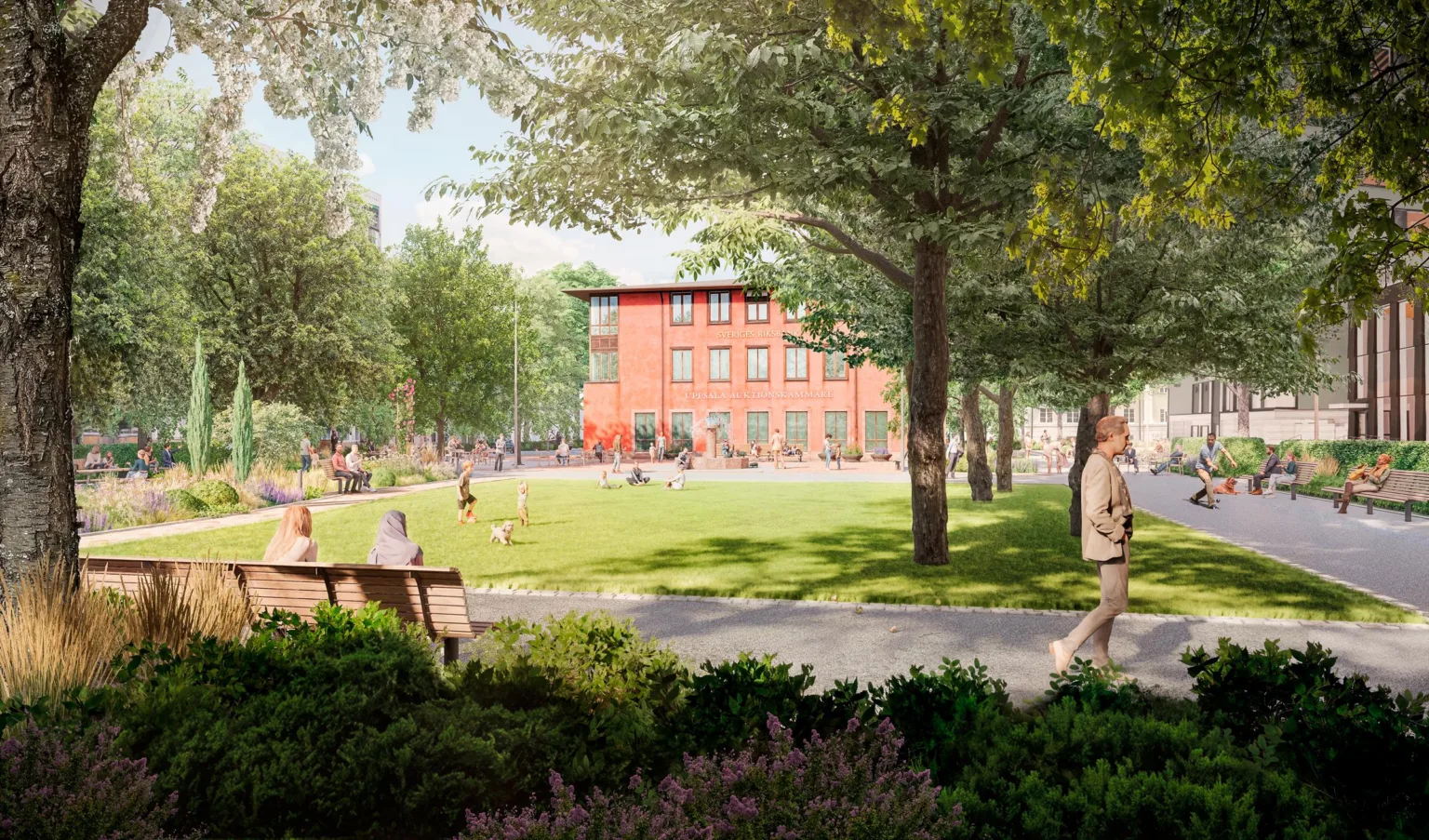 En grönskande park med ett rött tegelhus i bakgrunden och människor som promenerar och sitter på bänkar.