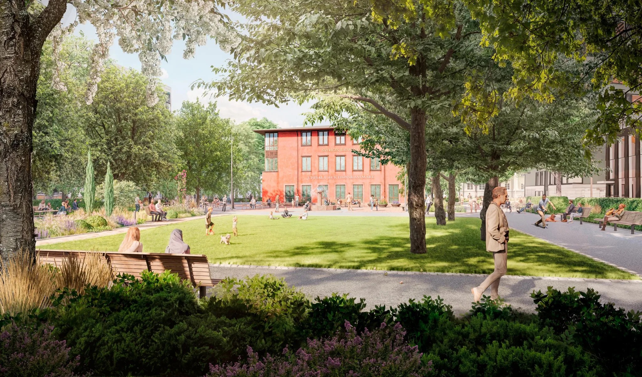 En grönskande park med ett rött tegelhus i bakgrunden och människor som promenerar och sitter på bänkar.