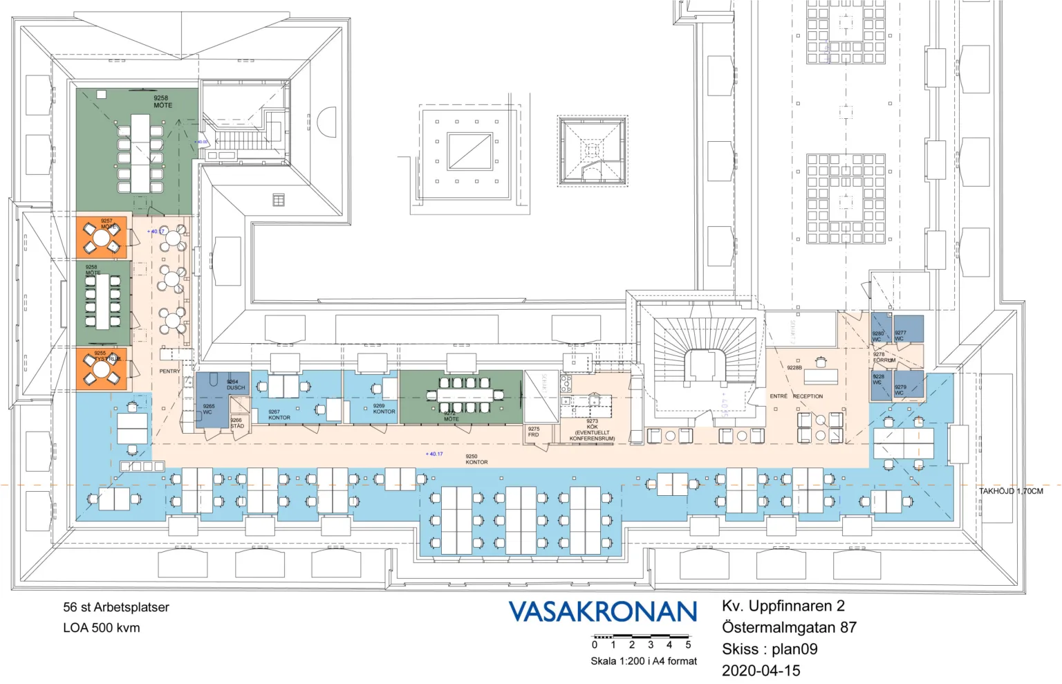 En ritning över en våningsplan med rum och arbetsområden markerade i olika färger. Texten "VASAKRONAN" finns längst ned tillsammans med adress och datum.