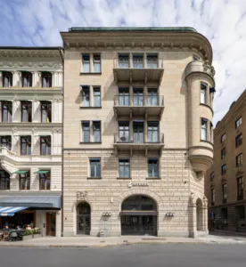 Exteriör av en historisk byggnad med detaljerad fasad och flera balkonger.