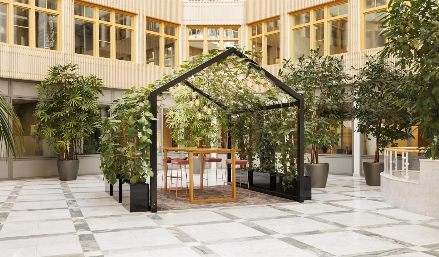Ett växthusliknande paviljong fyllt med växter och trämöbler, placerat i en innergård med omgivande byggnader.