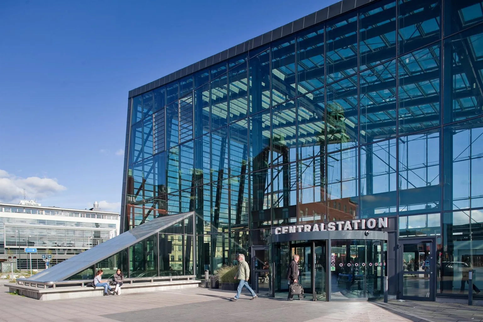 3. En modern byggnad med glasfasad och texten "Centralstation" ovanför entrén.