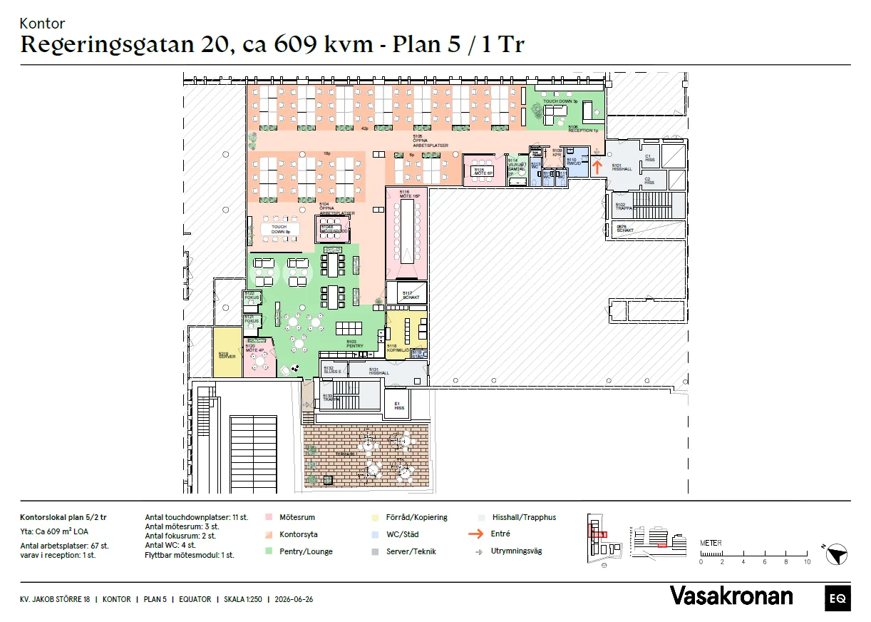 - En detaljerad ritning av plan 5 / 1 tr för en byggnad på Vasagatan 20, med färgkodade rum och information om yta och funktioner.