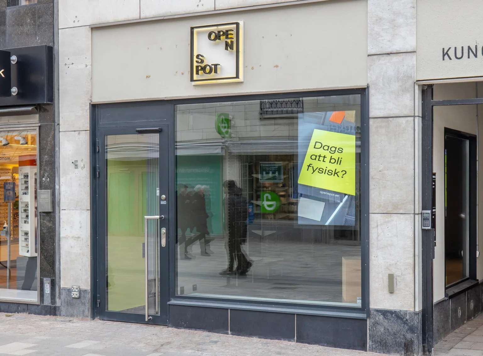 En butik med glasfasad och en skylt med texten "Din nya lokal finns här".