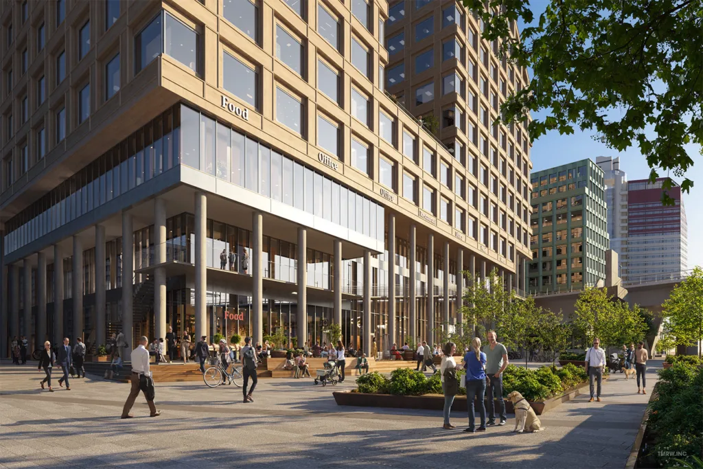 4. Ett livligt torg framför en modern byggnad med pelare och glasfasad, människor promenerar och umgås.