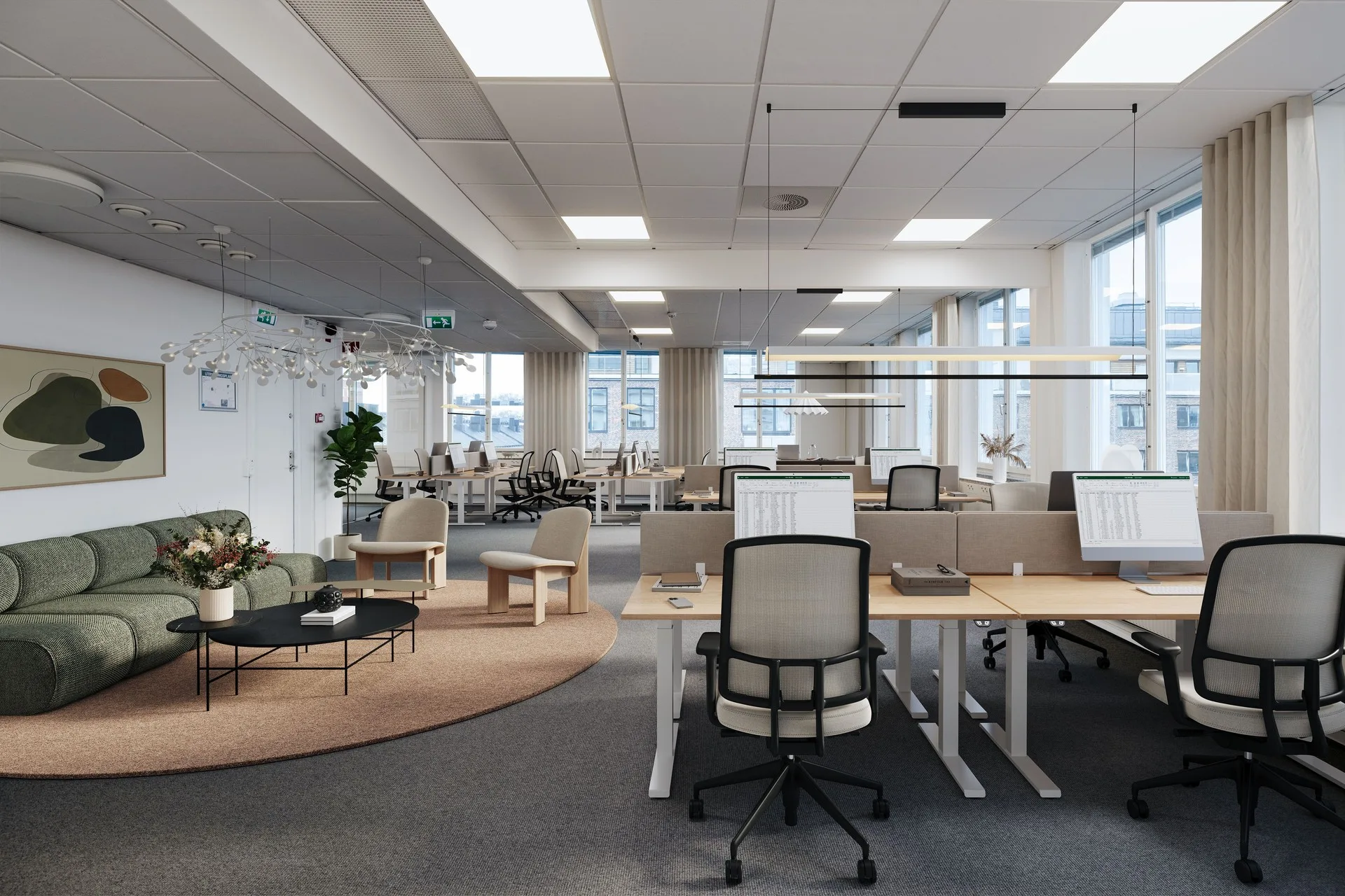 Ett modernt kontor med öppet landskap, skrivbord och stolar samt stora fönster som släpper in naturligt ljus.