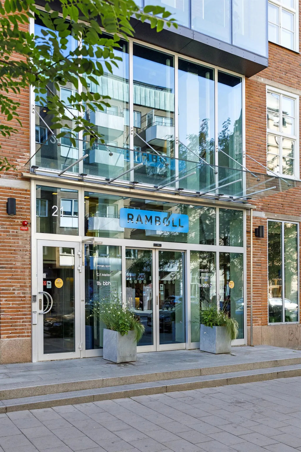 2. Ingång till en byggnad med glasdörrar och skylten "DANDERYDS KONTORSHOTELL" ovanför.