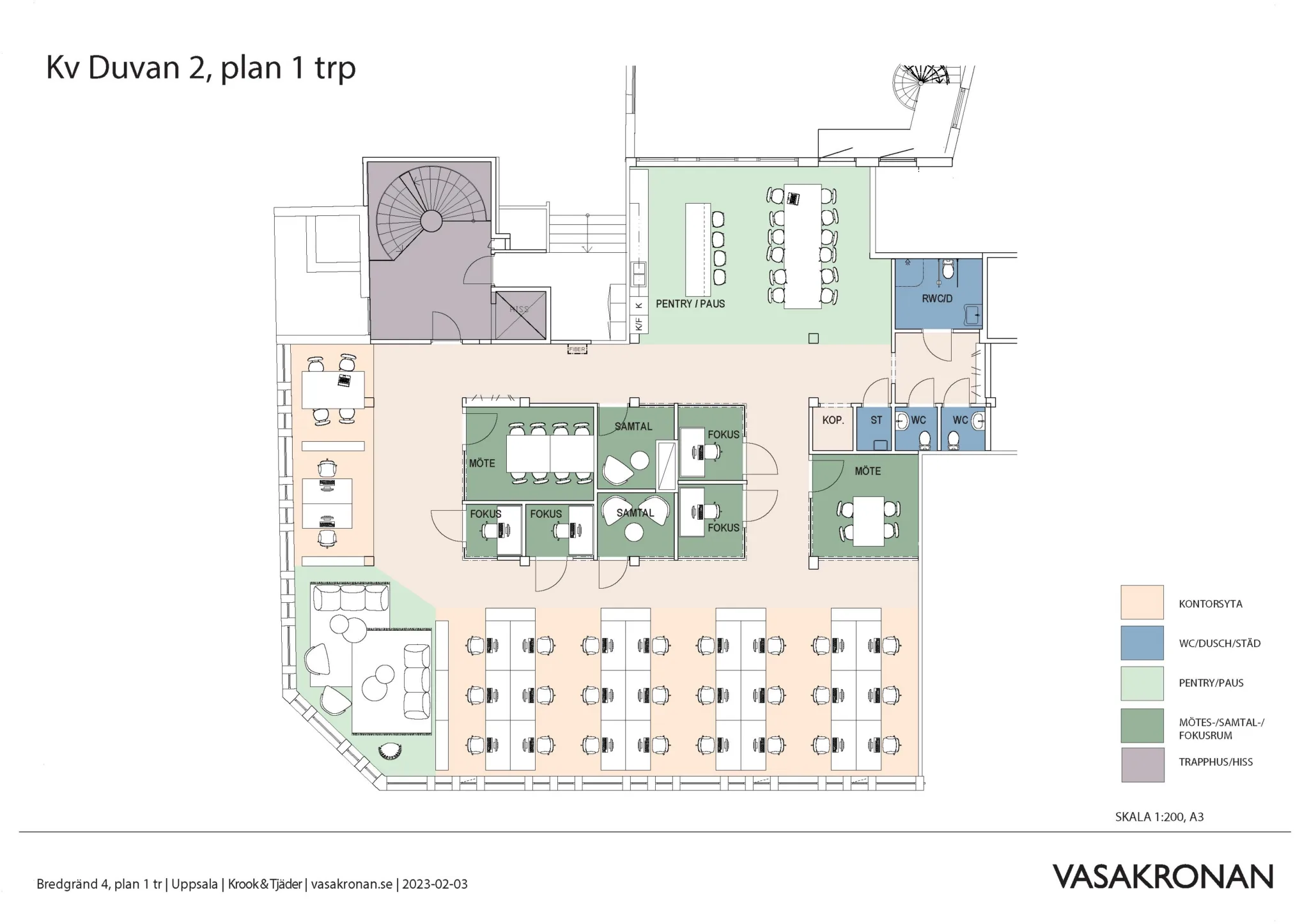 - Färgglad planritning över en våning med olika zoner markerade i grönt, blått och beige, inkluderande arbetsplatser, mötesrum och gemensamma utrymmen. Texten "plan 1 trp" syns högst upp.