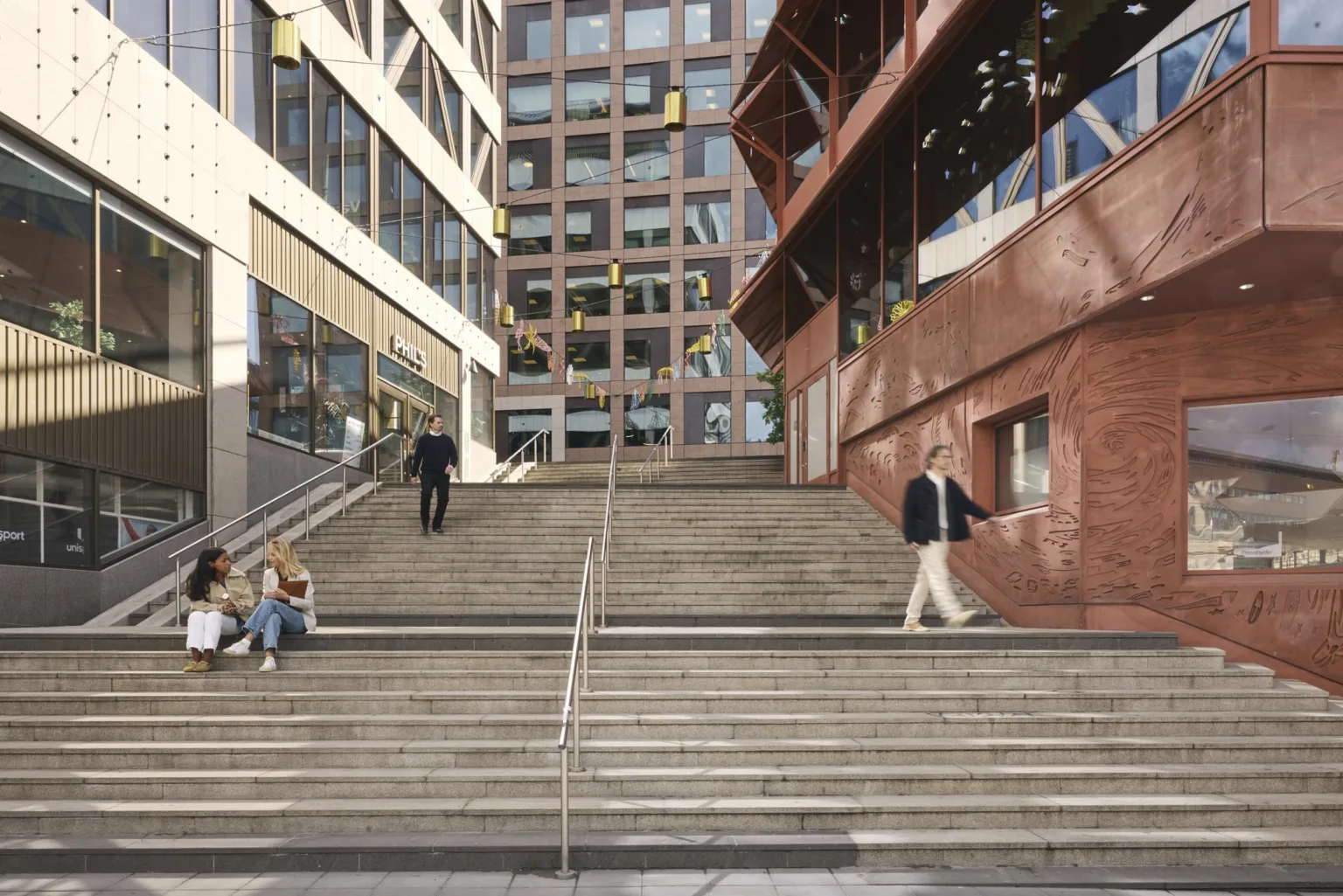 Trappa omgiven av moderna byggnader, människor går upp och ner.