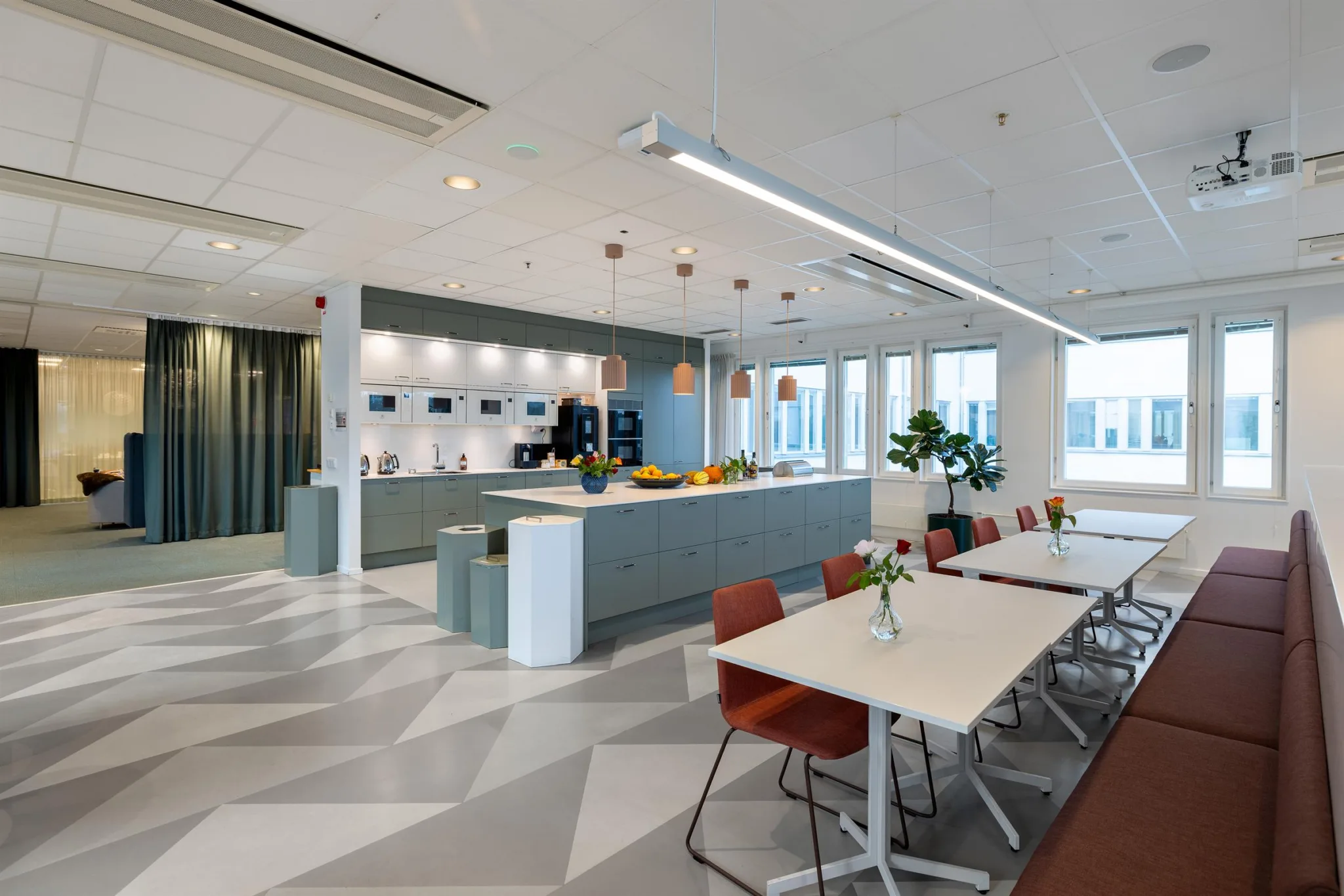 5. En modern matsal med sittplatser, ett serveringsområde och frukt på en disk.