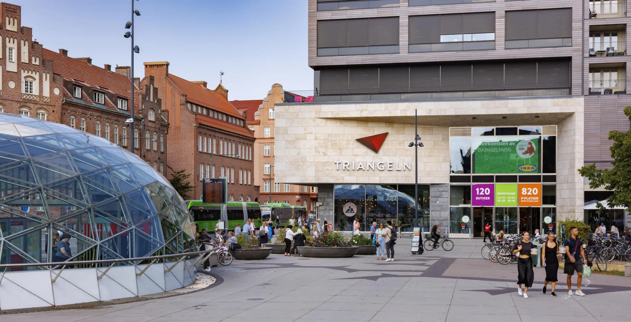 2. Entrén till ett köpcentrum med texten "Triangeln" och människor runt omkring.