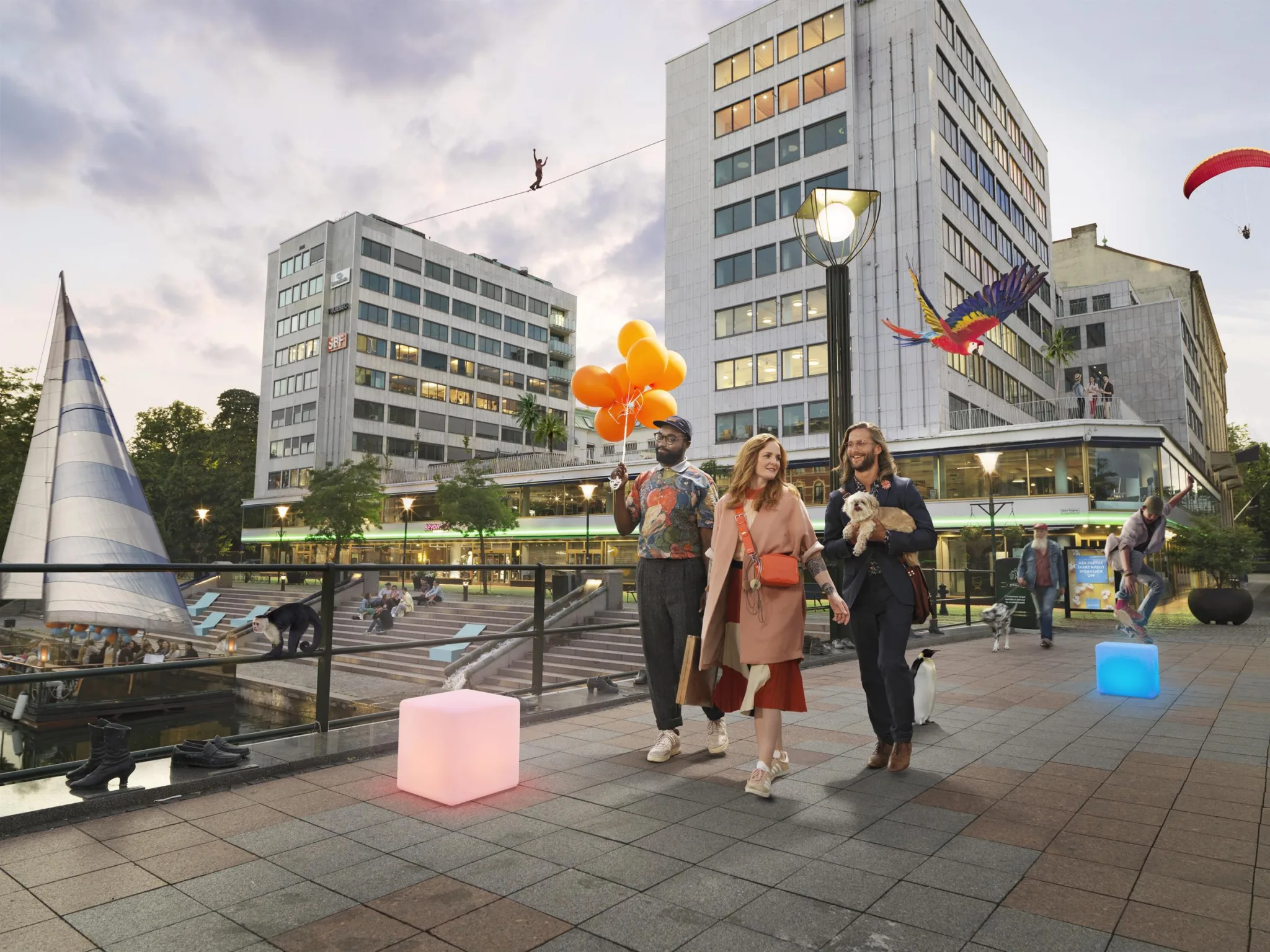 Tre personer promenerar på en stadsgata med höga byggnader, en man håller orange ballonger.