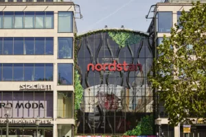Fasaden av köpcentret Nordstan med texten "nordstan" och gröna växtdekorationer.