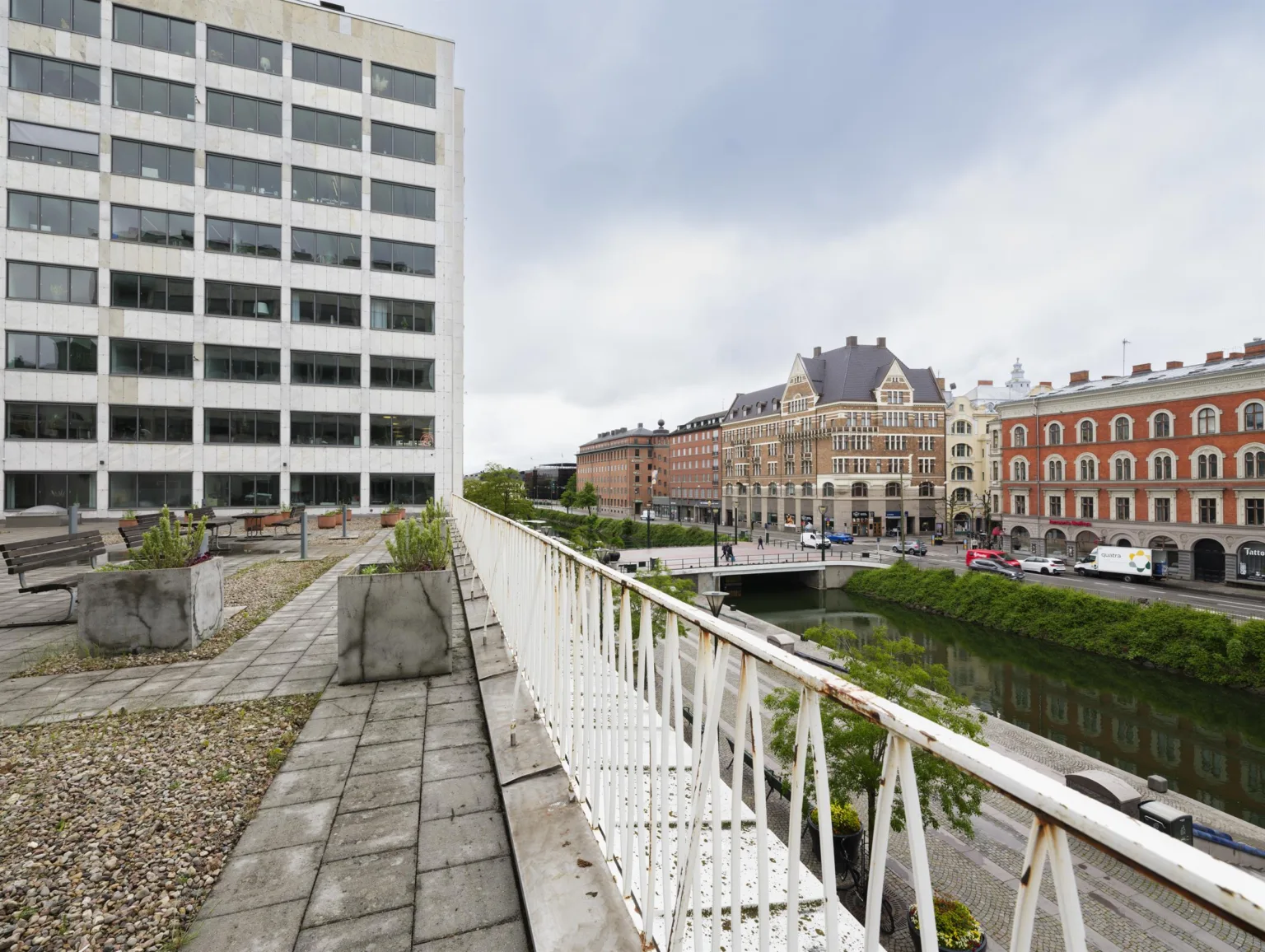 5. En takterrass med utsikt över en kanal, stadshus och omgivande byggnader.