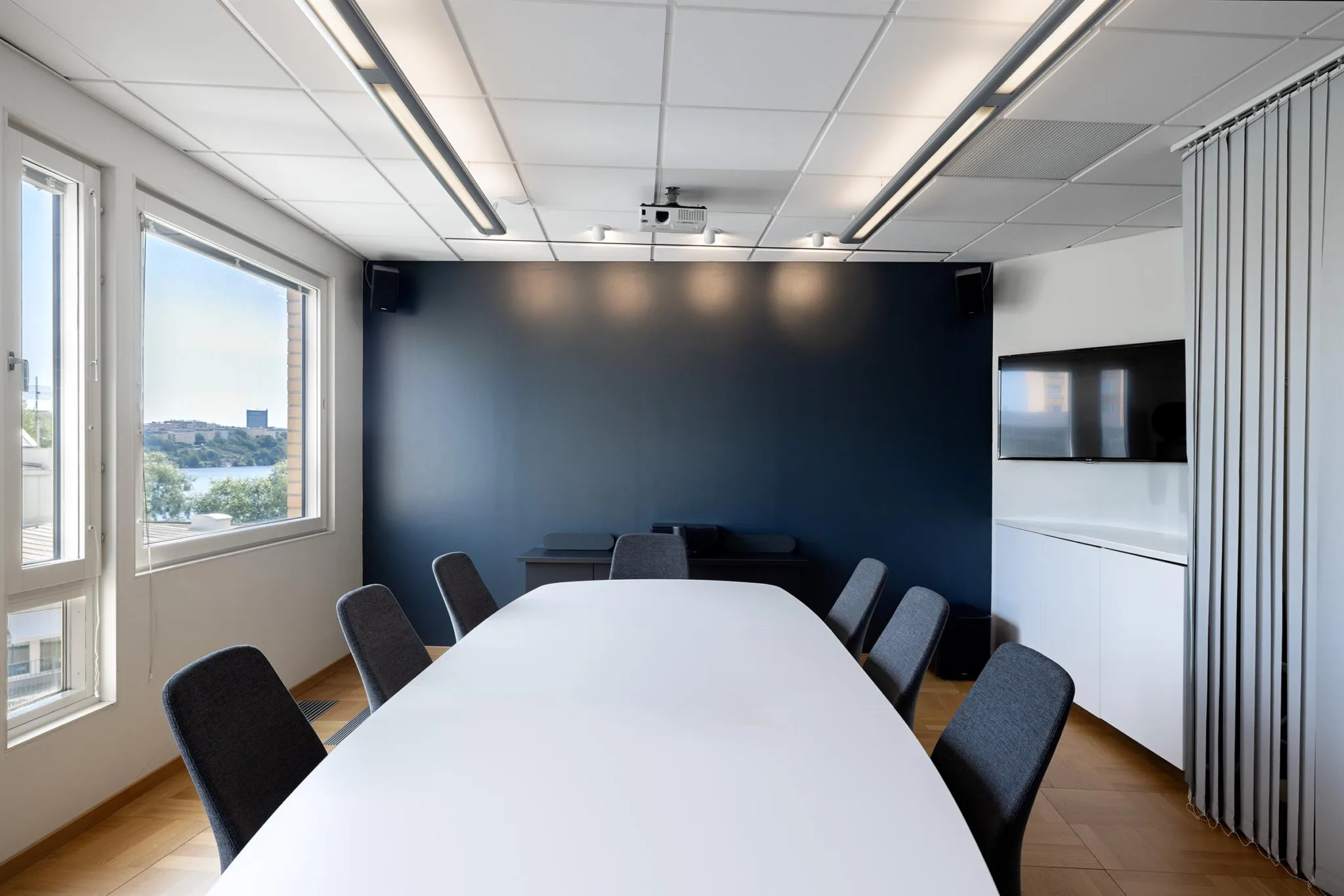 Modern och ljus lokal bild 1